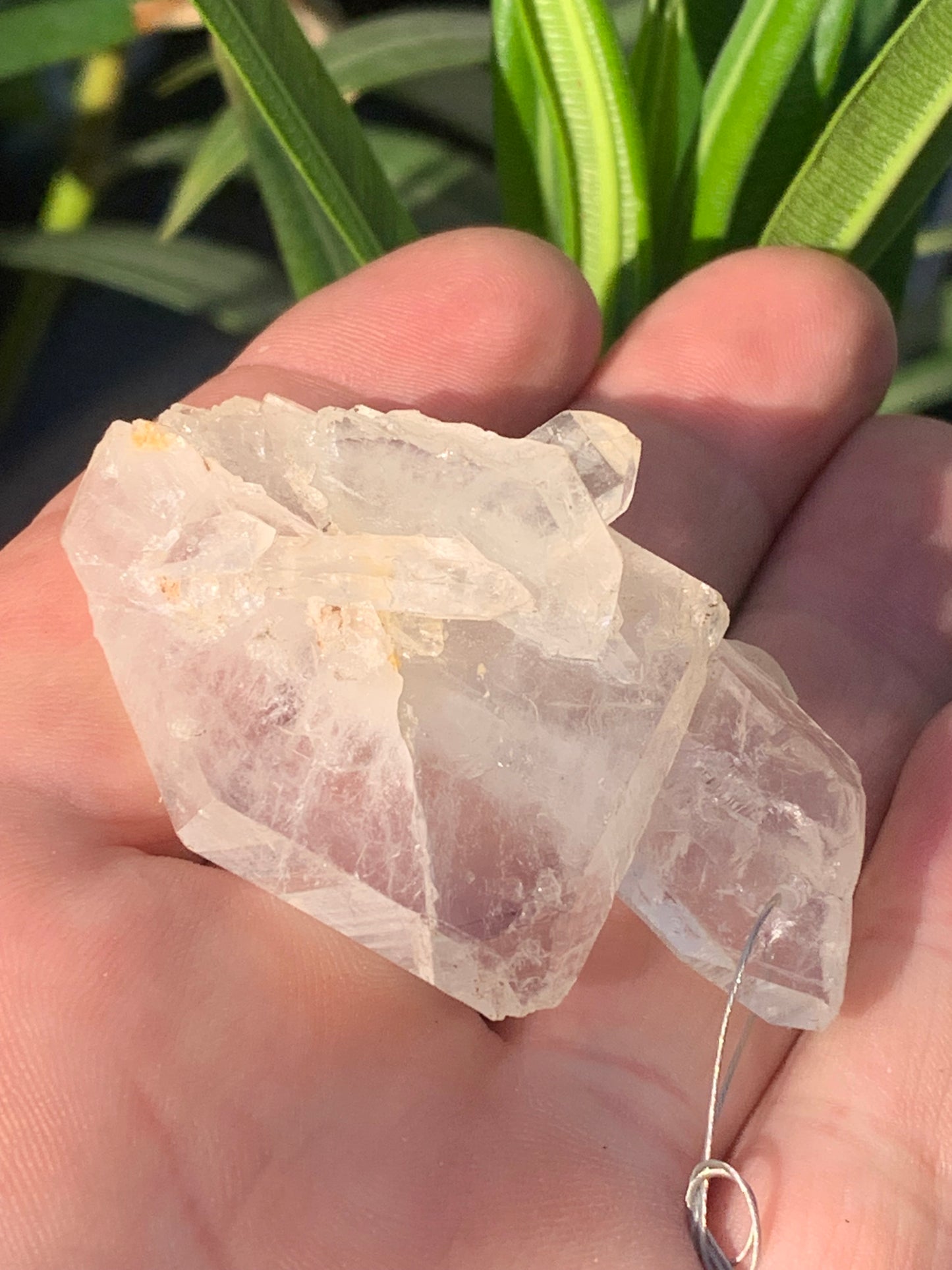 Cristal de roche/ quartz 'Faden', pendentif de qualité AA à AAA, 58mm de hauteur x 35 de largeur x 25 d'épaisseur. Vendu avec cordon réglable de couleur noire ! Un bijou en cristal, pour ceux qui aiment marcher entre lumière et mystère !