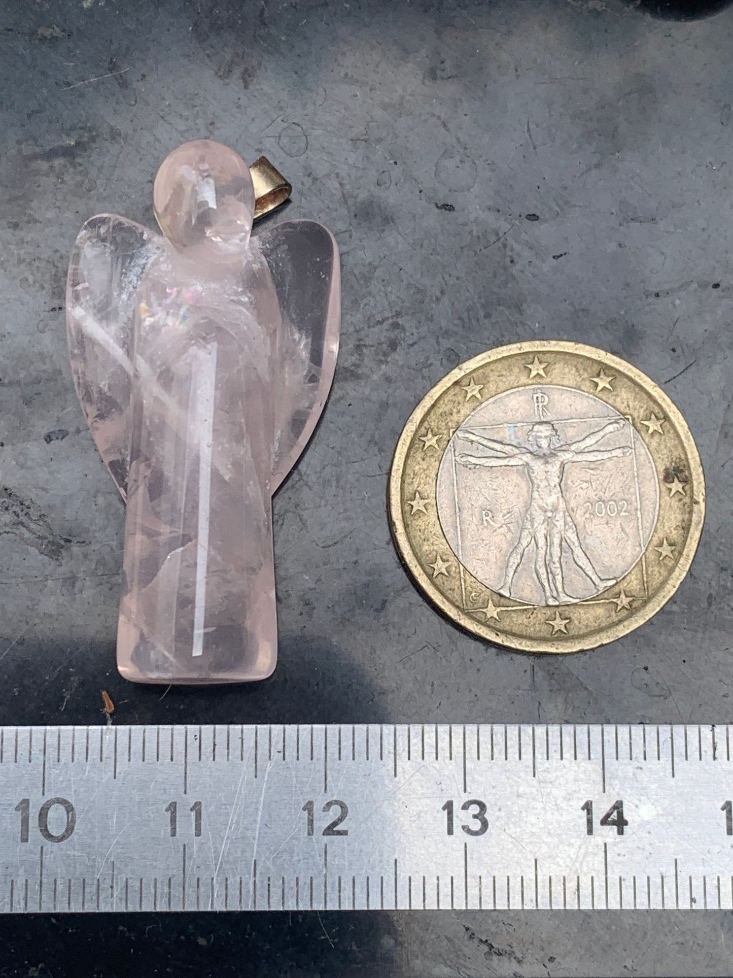 Cristal de roche/ Quartz rose ! Pendentif 'Ange' de 40mm de hauteur x 18 de largeur x 14 d'épaisseur. Vendu avec cordon réglable de couleur noire !