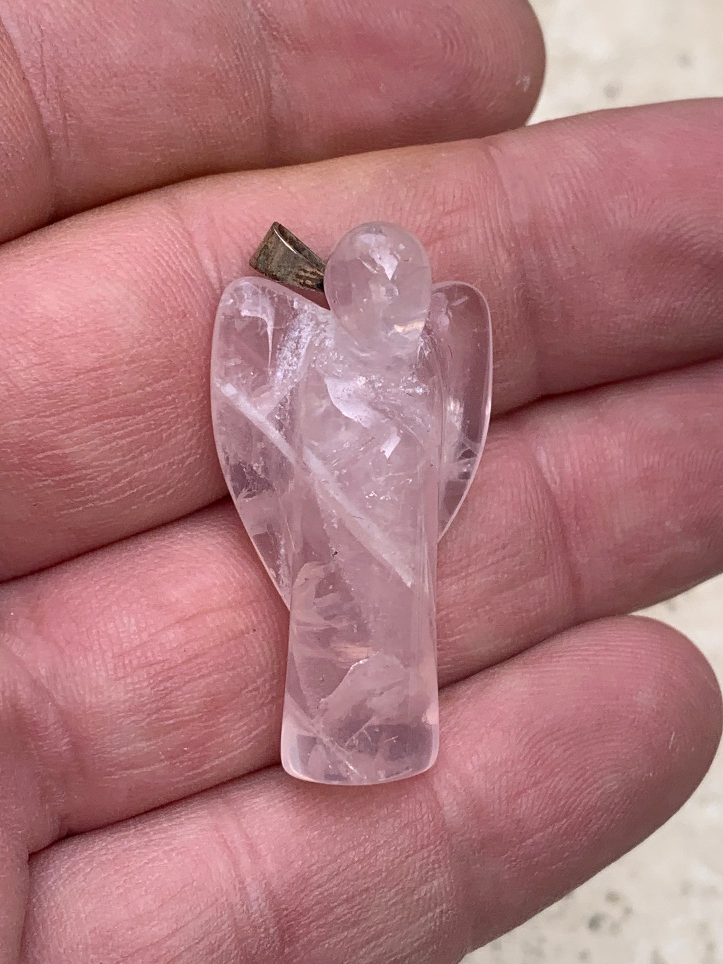 Cristal de roche/ Quartz rose ! Pendentif 'Ange' de 40mm de hauteur x 18 de largeur x 14 d'épaisseur. Vendu avec cordon réglable de couleur noire !