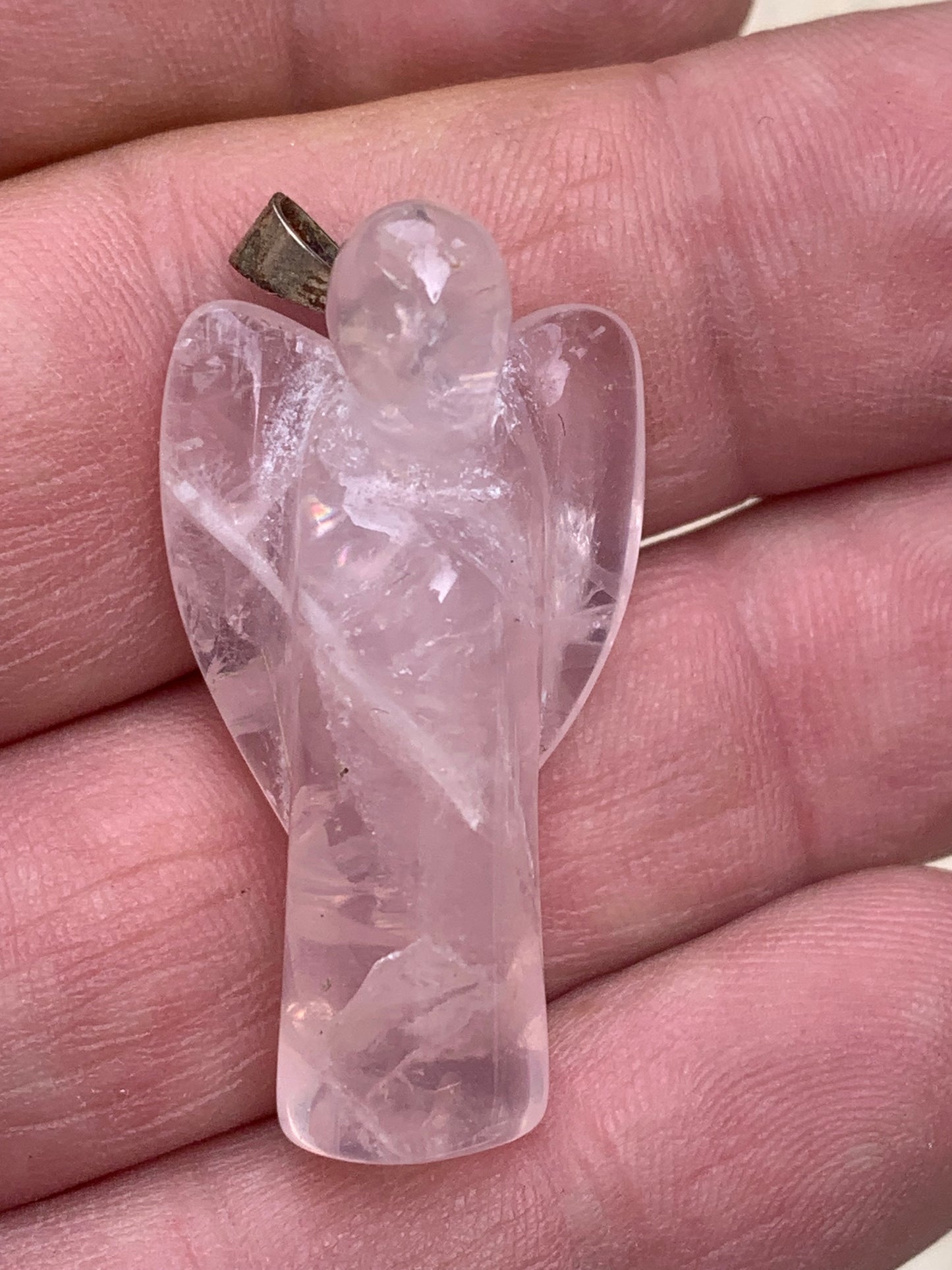 Cristal de roche/ Quartz rose ! Pendentif 'Ange' de 40mm de hauteur x 18 de largeur x 14 d'épaisseur. Vendu avec cordon réglable de couleur noire !
