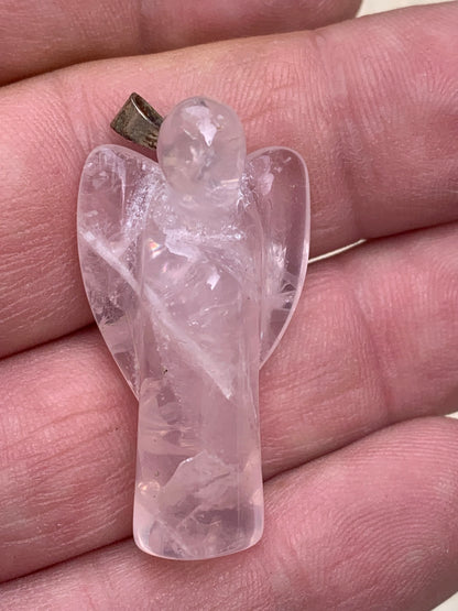 Cristal de roche/ Quartz rose ! Pendentif 'Ange' de 40mm de hauteur x 18 de largeur x 14 d'épaisseur. Vendu avec cordon réglable de couleur noire !