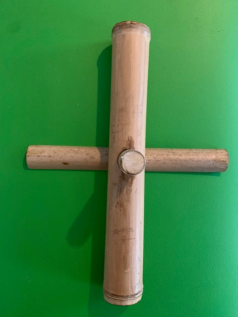 Support fait en bambou à 99%, pieds et branches pliables, tronc démontable. Parfait pour les carillons Koshi, Zaphir ou Tingsha… ± 50 cm
