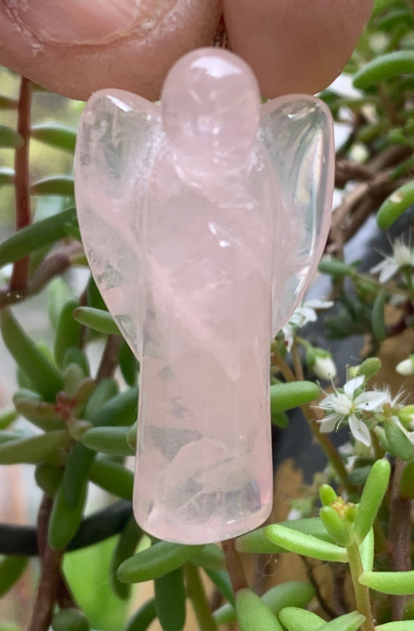 Cristal de roche/ Quartz rose ! Pendentif 'Ange' de 40mm de hauteur x 18 de largeur x 14 d'épaisseur. Vendu avec cordon réglable de couleur noire !