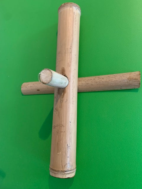 Support fait en bambou à 99%, pieds et branches pliables, tronc démontable. Parfait pour les carillons Koshi, Zaphir ou Tingsha… ± 50 cm