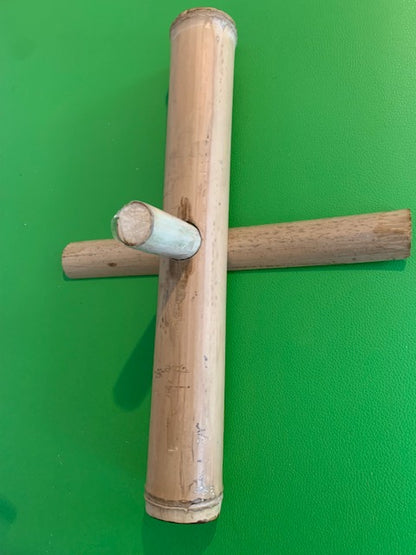 Support fait en bambou à 99%, pieds et branches pliables, tronc démontable. Parfait pour les carillons Koshi, Zaphir ou Tingsha… ± 50 cm