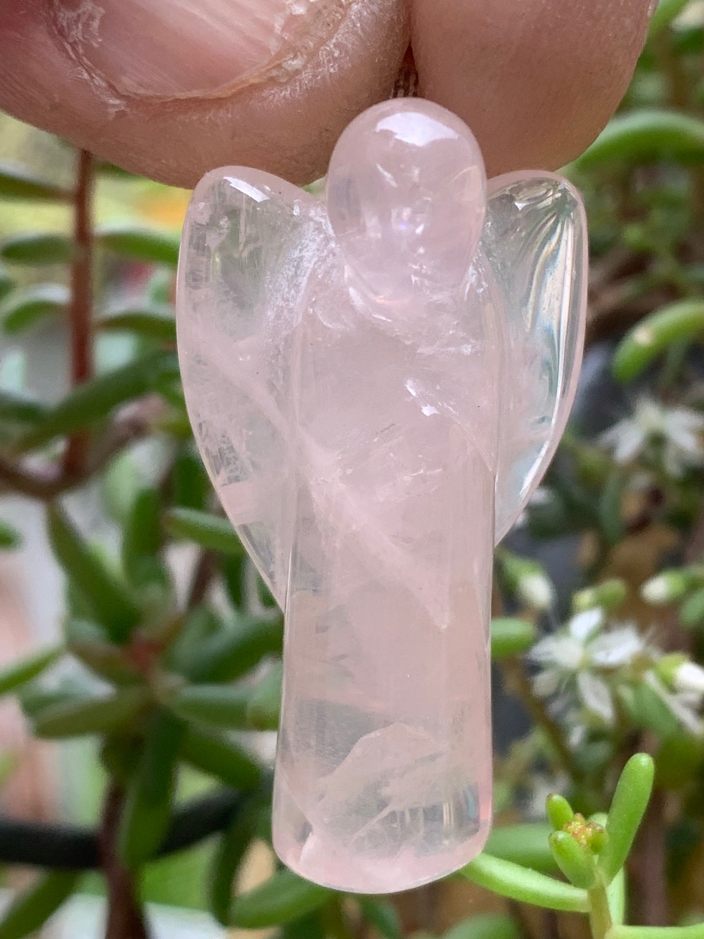 Cristal de roche/ Quartz rose ! Pendentif 'Ange' de 40mm de hauteur x 18 de largeur x 14 d'épaisseur. Vendu avec cordon réglable de couleur noire !