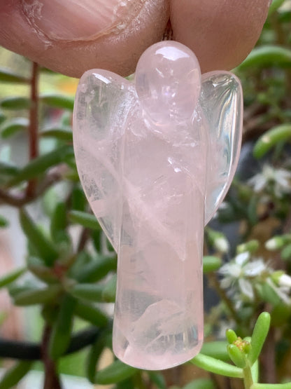Cristal de roche/ Quartz rose ! Pendentif 'Ange' de 40mm de hauteur x 18 de largeur x 14 d'épaisseur. Vendu avec cordon réglable de couleur noire !