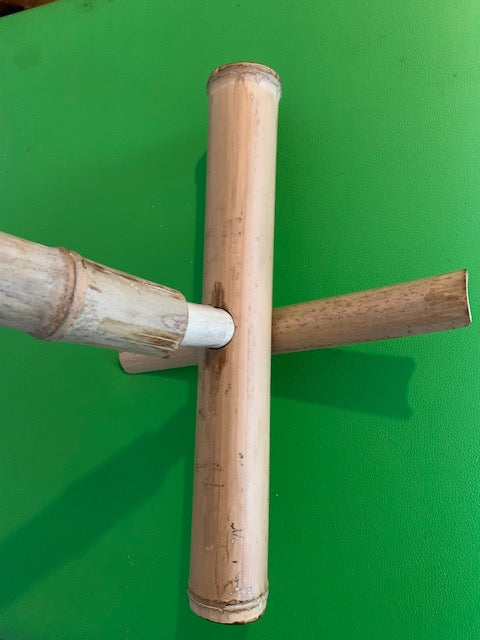 Support fait en bambou à 99%, pieds et branches pliables, tronc démontable. Parfait pour les carillons Koshi, Zaphir ou Tingsha… ± 50 cm
