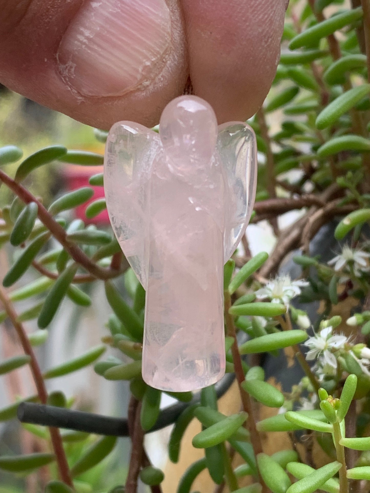 Cristal de roche/ Quartz rose ! Pendentif 'Ange' de 40mm de hauteur x 18 de largeur x 14 d'épaisseur. Vendu avec cordon réglable de couleur noire !