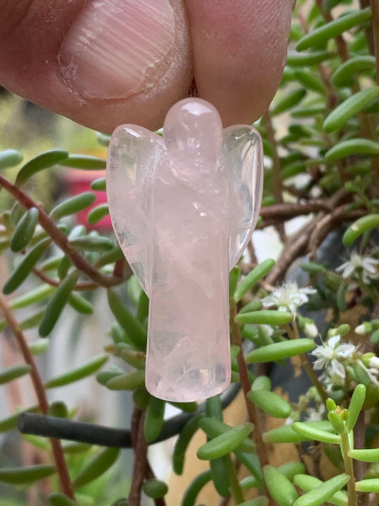 Cristal de roche/ Quartz rose ! Pendentif 'Ange' de 40mm de hauteur x 18 de largeur x 14 d'épaisseur. Vendu avec cordon réglable de couleur noire !