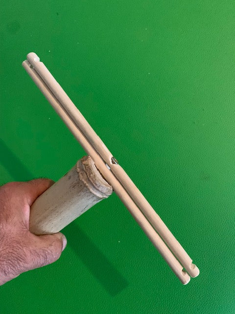 Support fait en bambou à 99%, pieds et branches pliables, tronc démontable. Parfait pour les carillons Koshi, Zaphir ou Tingsha… ± 50 cm