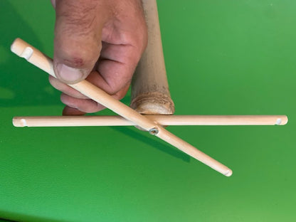 Support fait en bambou à 99%, pieds et branches pliables, tronc démontable. Parfait pour les carillons Koshi, Zaphir ou Tingsha… ± 50 cm