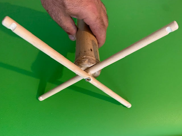 Support fait en bambou à 99%, pieds et branches pliables, tronc démontable. Parfait pour les carillons Koshi, Zaphir ou Tingsha… ± 50 cm