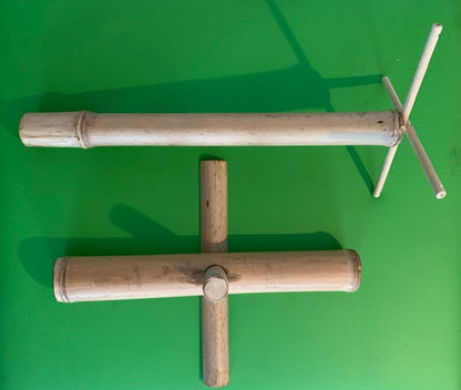 Support fait en bambou à 99%, pieds et branches pliables, tronc démontable. Parfait pour les carillons Koshi, Zaphir ou Tingsha… ± 50 cm