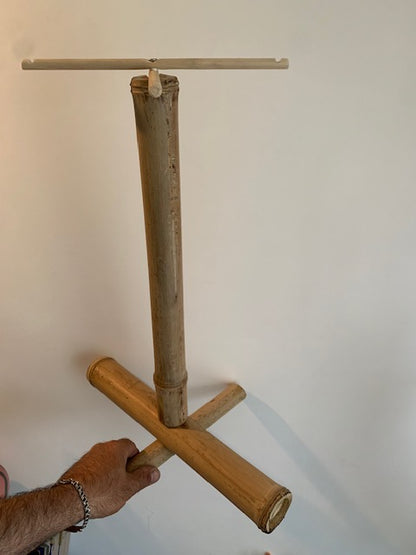 Support fait en bambou à 99%, pieds et branches pliables, tronc démontable. Parfait pour les carillons Koshi, Zaphir ou Tingsha… ± 50 cm