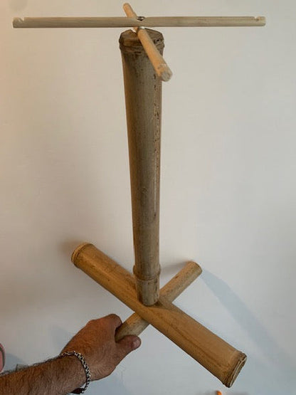 Support fait en bambou à 99%, pieds et branches pliables, tronc démontable. Parfait pour les carillons Koshi, Zaphir ou Tingsha… ± 50 cm