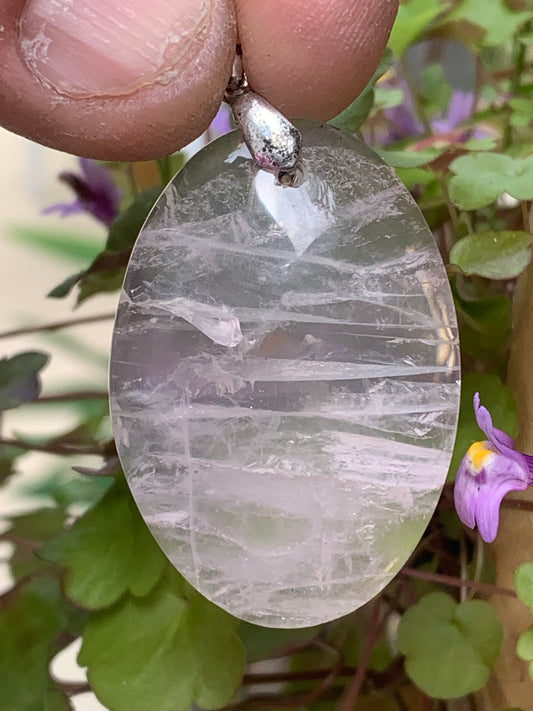 Cristal de roche/ Quartz rose ! Pendentif de 50mm de hauteur x 28 de largeur x 8 d'épaisseur. Vendu avec cordon réglable de couleur noire !