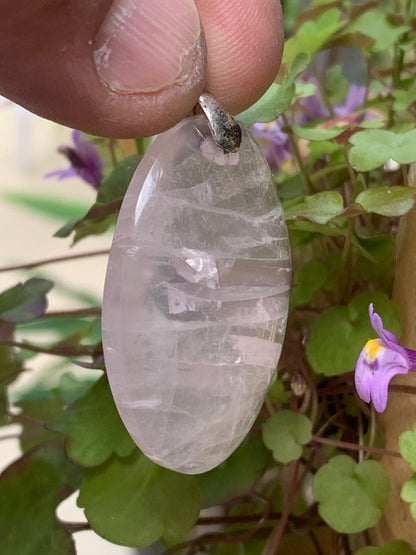 Cristal de roche/ Quartz rose ! Pendentif de 50mm de hauteur x 28 de largeur x 8 d'épaisseur. Vendu avec cordon réglable de couleur noire !