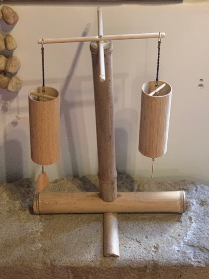 Support fait en bambou à 99%, pieds et branches pliables, tronc démontable. Parfait pour les carillons Koshi, Zaphir ou Tingsha… ± 50 cm