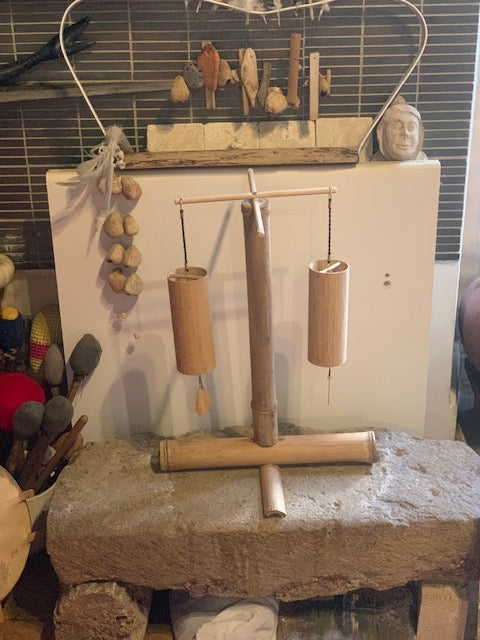 Support fait en bambou à 99%, pieds et branches pliables, tronc démontable. Parfait pour les carillons Koshi, Zaphir ou Tingsha… ± 50 cm