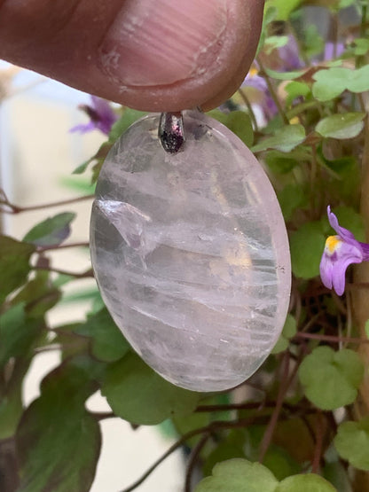 Cristal de roche/ Quartz rose ! Pendentif de 50mm de hauteur x 28 de largeur x 8 d'épaisseur. Vendu avec cordon réglable de couleur noire !
