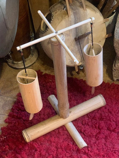 Support fait en bambou à 99%, pieds et branches pliables, tronc démontable. Parfait pour les carillons Koshi, Zaphir ou Tingsha… ± 50 cm