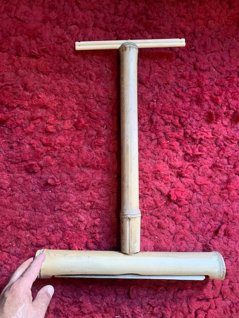 Support fait en bambou à 99%, pieds et branches pliables, tronc démontable. Parfait pour les carillons Koshi, Zaphir ou Tingsha… ± 50 cm
