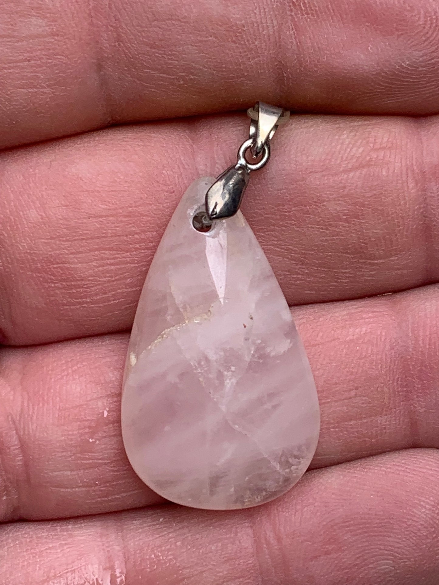 Cristal de roche/ Quartz rose ! Pendentif de 43mm de hauteur x 20 de largeur x 8 d'épaisseur. Vendu avec cordon réglable de couleur noire !