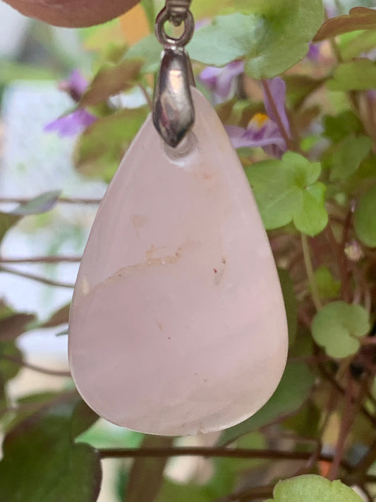Cristal de roche/ Quartz rose ! Pendentif de 43mm de hauteur x 20 de largeur x 8 d'épaisseur. Vendu avec cordon réglable de couleur noire !