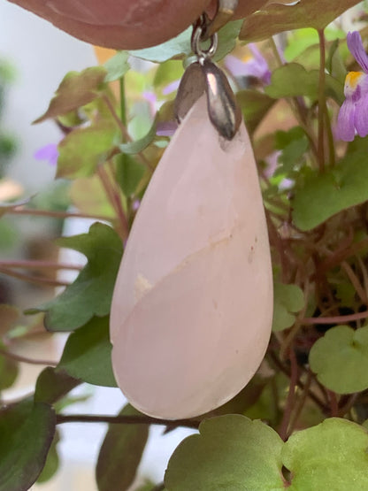 Cristal de roche/ Quartz rose ! Pendentif de 43mm de hauteur x 20 de largeur x 8 d'épaisseur. Vendu avec cordon réglable de couleur noire !