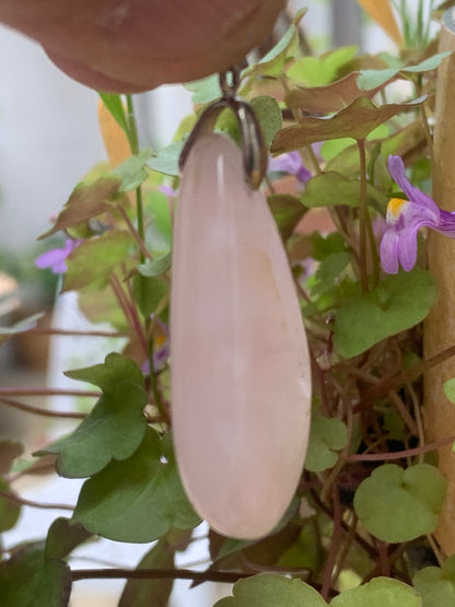 Cristal de roche/ Quartz rose ! Pendentif de 43mm de hauteur x 20 de largeur x 8 d'épaisseur. Vendu avec cordon réglable de couleur noire !