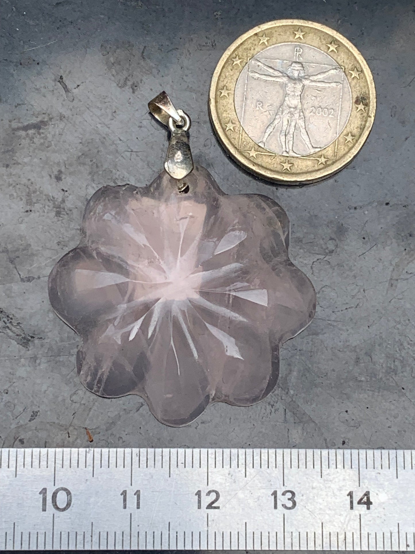 Cristal de roche/ Quartz rose ! Pendentif de 46mm de hauteur x 35 de largeur x 8 d'épaisseur. Vendu avec cordon réglable de couleur noire !