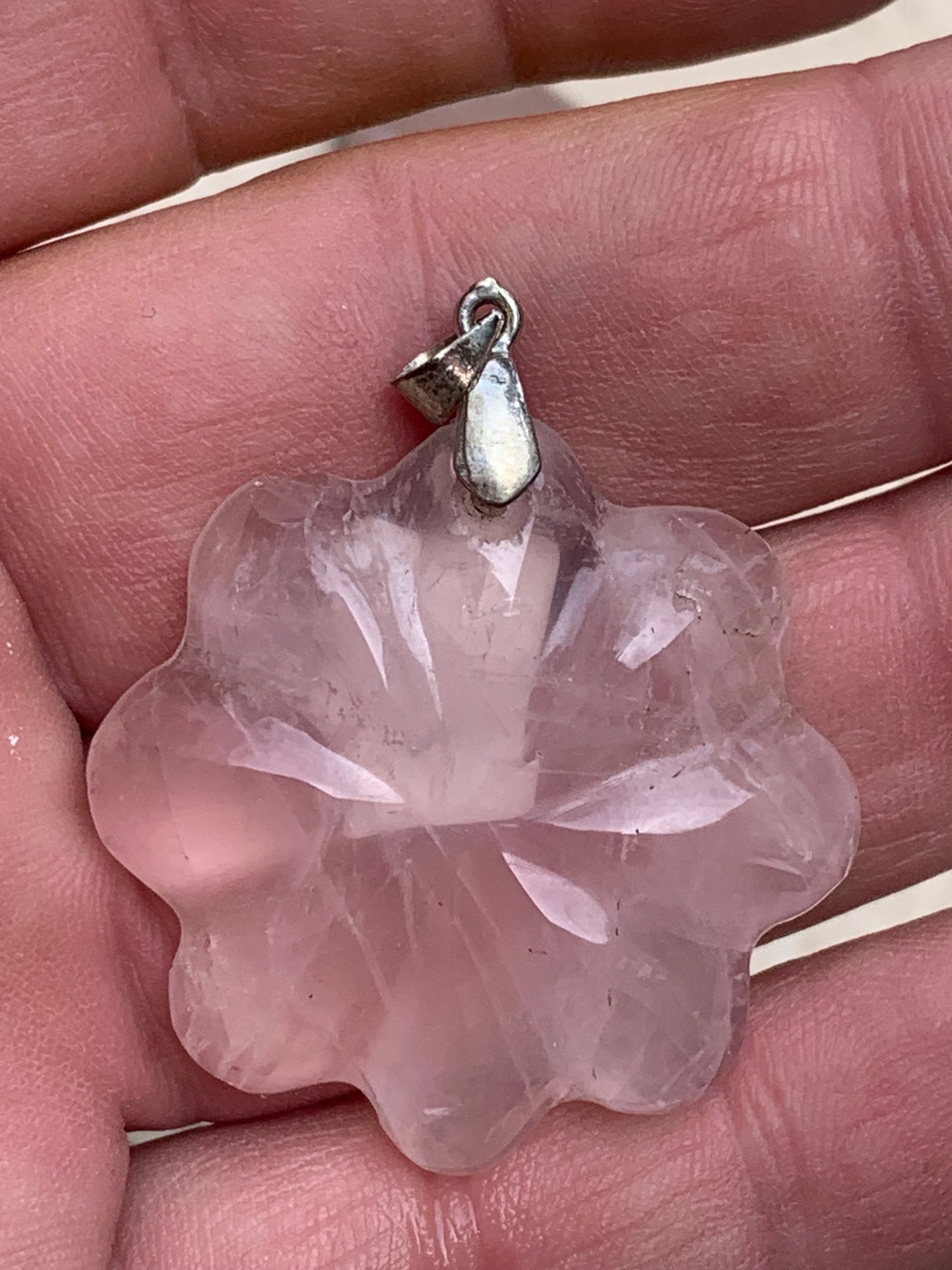 Cristal de roche/ Quartz rose ! Pendentif de 46mm de hauteur x 35 de largeur x 8 d'épaisseur. Vendu avec cordon réglable de couleur noire !