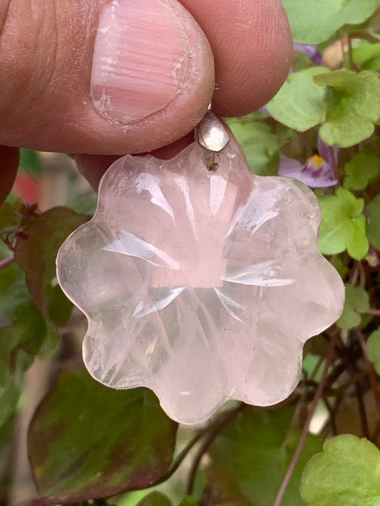Cristal de roche/ Quartz rose ! Pendentif de 46mm de hauteur x 35 de largeur x 8 d'épaisseur. Vendu avec cordon réglable de couleur noire !