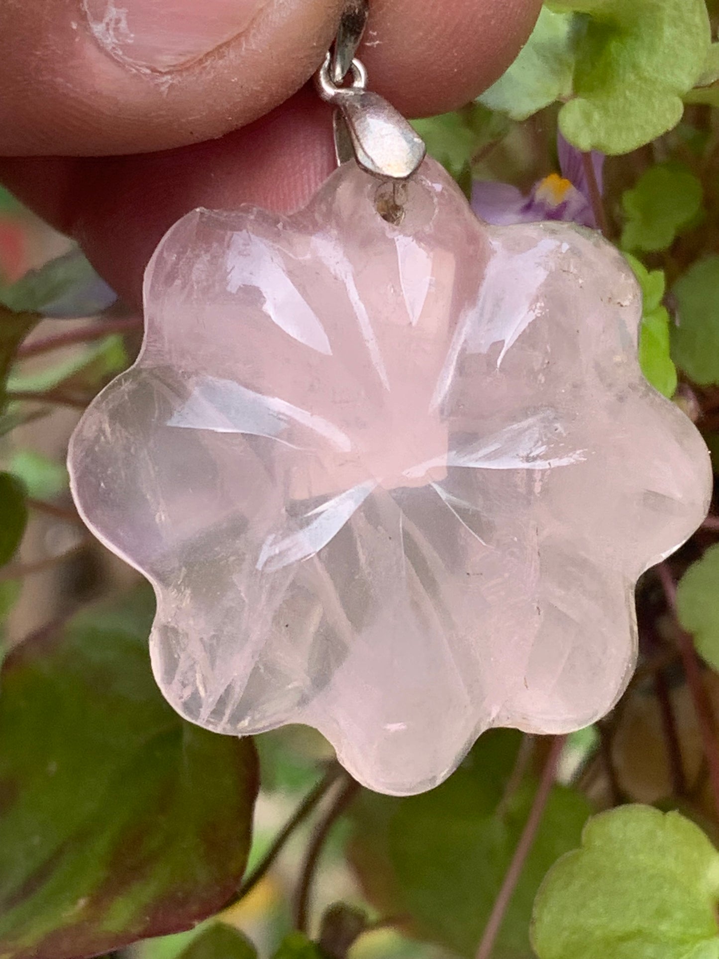 Cristal de roche/ Quartz rose ! Pendentif de 46mm de hauteur x 35 de largeur x 8 d'épaisseur. Vendu avec cordon réglable de couleur noire !
