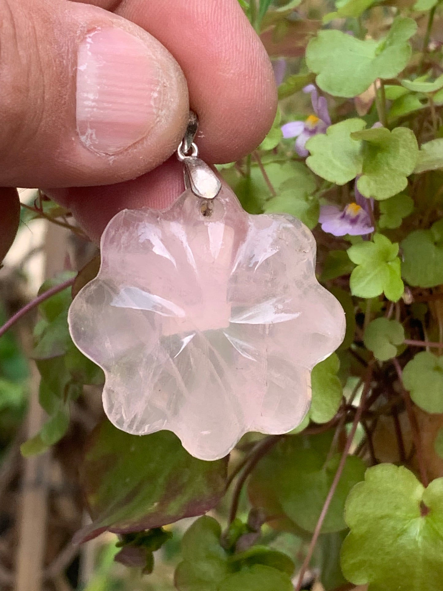 Cristal de roche/ Quartz rose ! Pendentif de 46mm de hauteur x 35 de largeur x 8 d'épaisseur. Vendu avec cordon réglable de couleur noire !