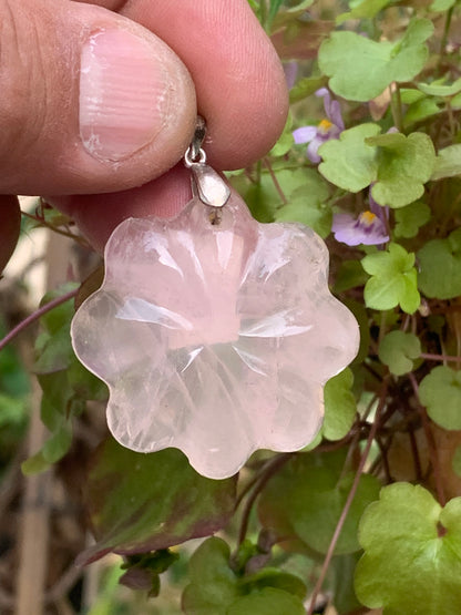 Cristal de roche/ Quartz rose ! Pendentif de 46mm de hauteur x 35 de largeur x 8 d'épaisseur. Vendu avec cordon réglable de couleur noire !
