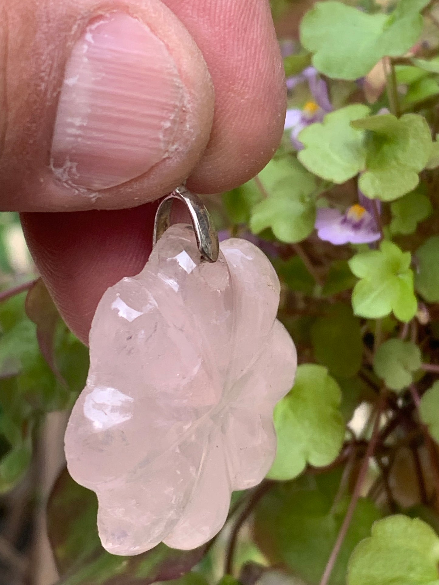 Cristal de roche/ Quartz rose ! Pendentif de 46mm de hauteur x 35 de largeur x 8 d'épaisseur. Vendu avec cordon réglable de couleur noire !