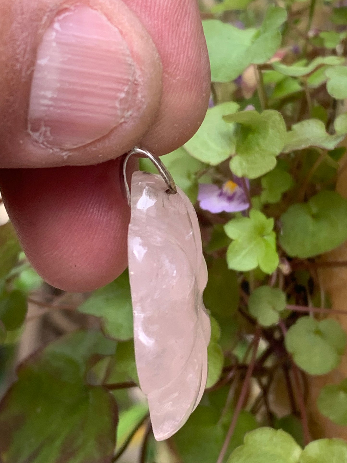 Cristal de roche/ Quartz rose ! Pendentif de 46mm de hauteur x 35 de largeur x 8 d'épaisseur. Vendu avec cordon réglable de couleur noire !