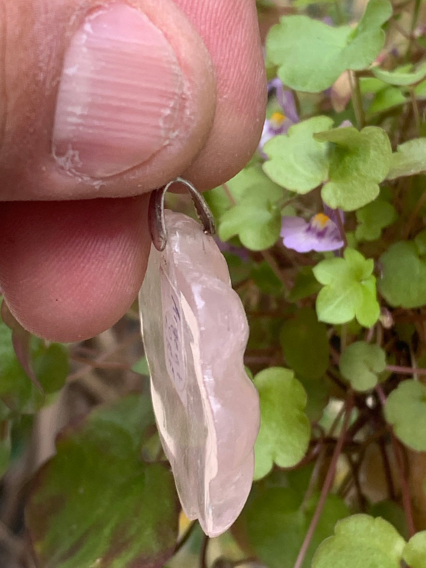 Cristal de roche/ Quartz rose ! Pendentif de 46mm de hauteur x 35 de largeur x 8 d'épaisseur. Vendu avec cordon réglable de couleur noire !