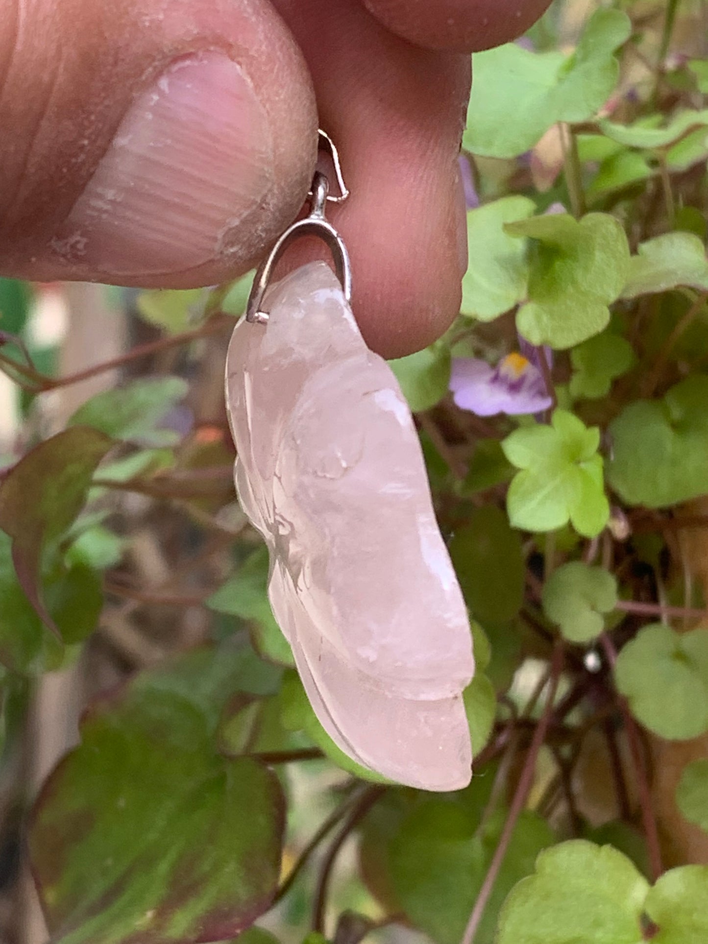 Cristal de roche/ Quartz rose ! Pendentif de 46mm de hauteur x 35 de largeur x 8 d'épaisseur. Vendu avec cordon réglable de couleur noire !