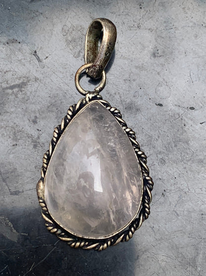 Cristal de roche/ Quartz rose ! Pendentif de 44mm de hauteur x 23 de largeur x 12 d'épaisseur. Vendu avec cordon réglable de couleur noire !
