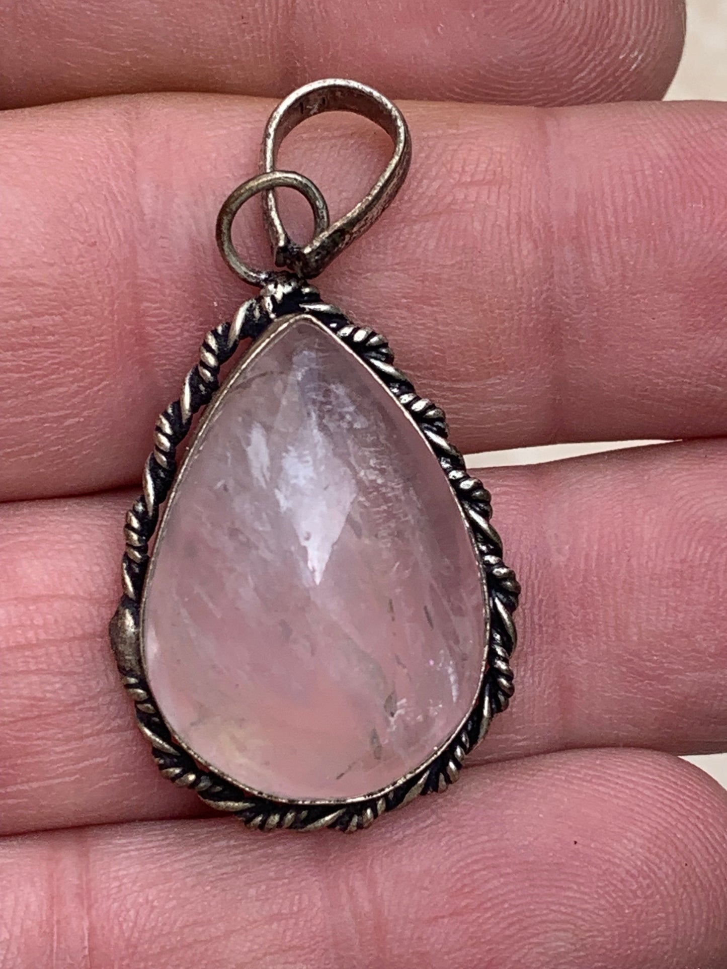 Cristal de roche/ Quartz rose ! Pendentif de 44mm de hauteur x 23 de largeur x 12 d'épaisseur. Vendu avec cordon réglable de couleur noire !
