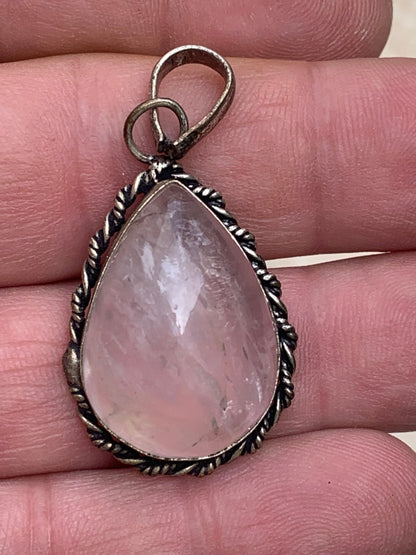 Cristal de roche/ Quartz rose ! Pendentif de 44mm de hauteur x 23 de largeur x 12 d'épaisseur. Vendu avec cordon réglable de couleur noire !