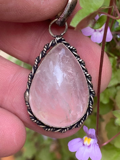 Cristal de roche/ Quartz rose ! Pendentif de 44mm de hauteur x 23 de largeur x 12 d'épaisseur. Vendu avec cordon réglable de couleur noire !