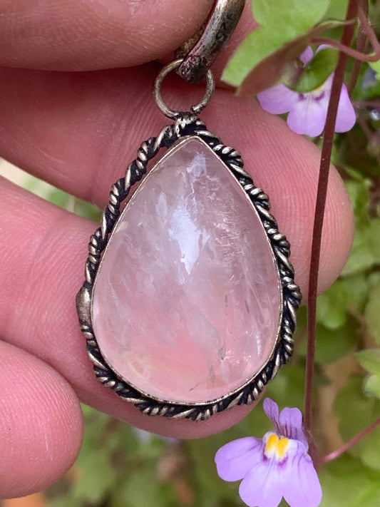 Cristal de roche/ Quartz rose ! Pendentif de 44mm de hauteur x 23 de largeur x 12 d'épaisseur. Vendu avec cordon réglable de couleur noire !