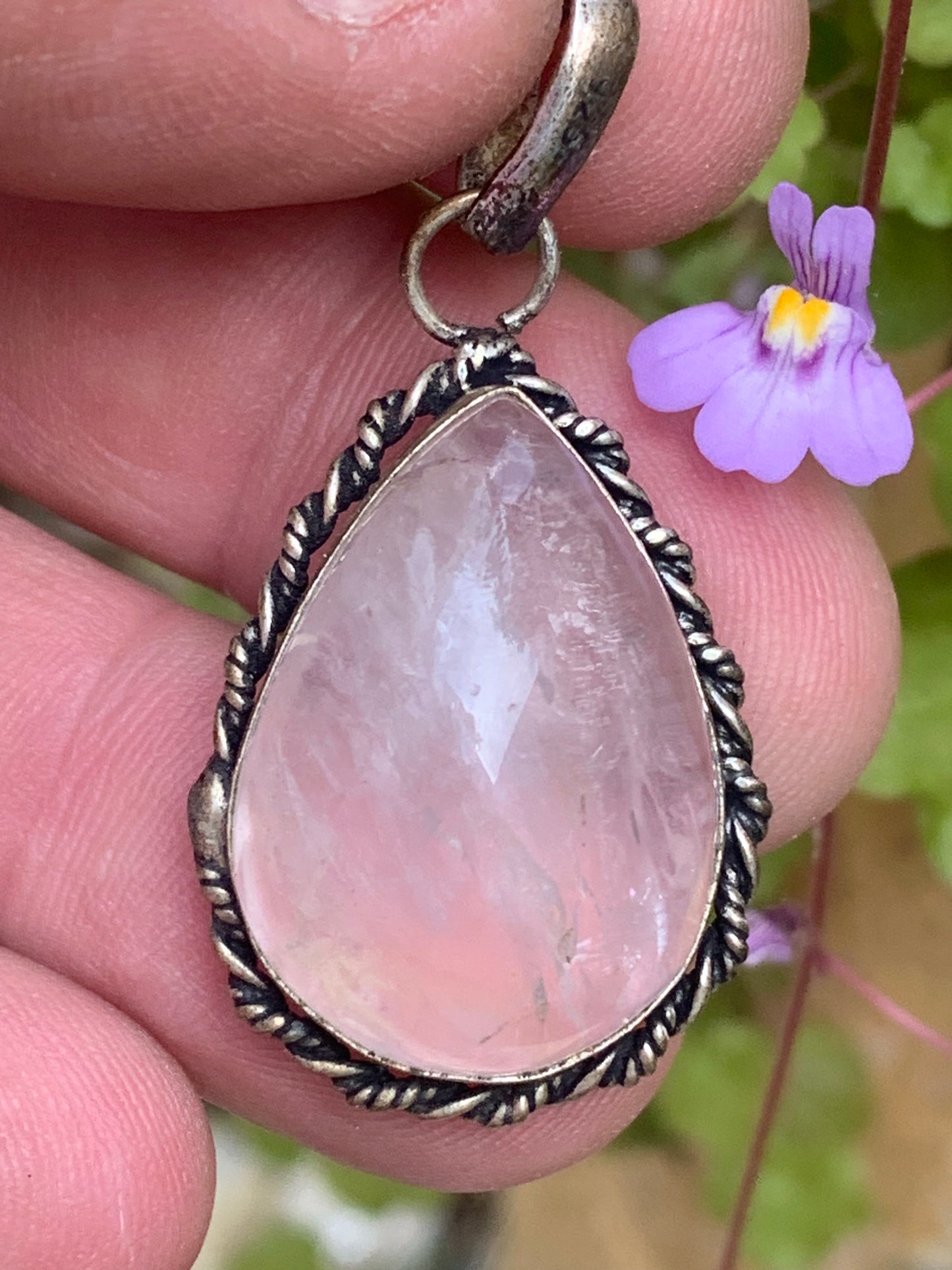 Cristal de roche/ Quartz rose ! Pendentif de 44mm de hauteur x 23 de largeur x 12 d'épaisseur. Vendu avec cordon réglable de couleur noire !