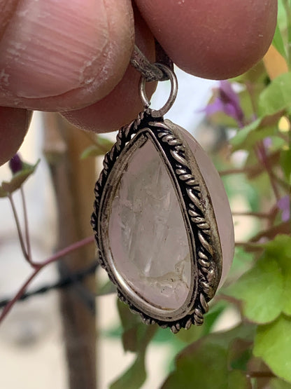 Cristal de roche/ Quartz rose ! Pendentif de 44mm de hauteur x 23 de largeur x 12 d'épaisseur. Vendu avec cordon réglable de couleur noire !