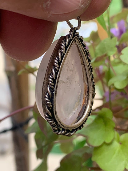 Cristal de roche/ Quartz rose ! Pendentif de 44mm de hauteur x 23 de largeur x 12 d'épaisseur. Vendu avec cordon réglable de couleur noire !