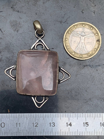 Cristal de roche/ Quartz rose ! Pendentif de 56mm de hauteur x 40 de largeur x 8 d'épaisseur. Vendu avec cordon réglable de couleur noire !